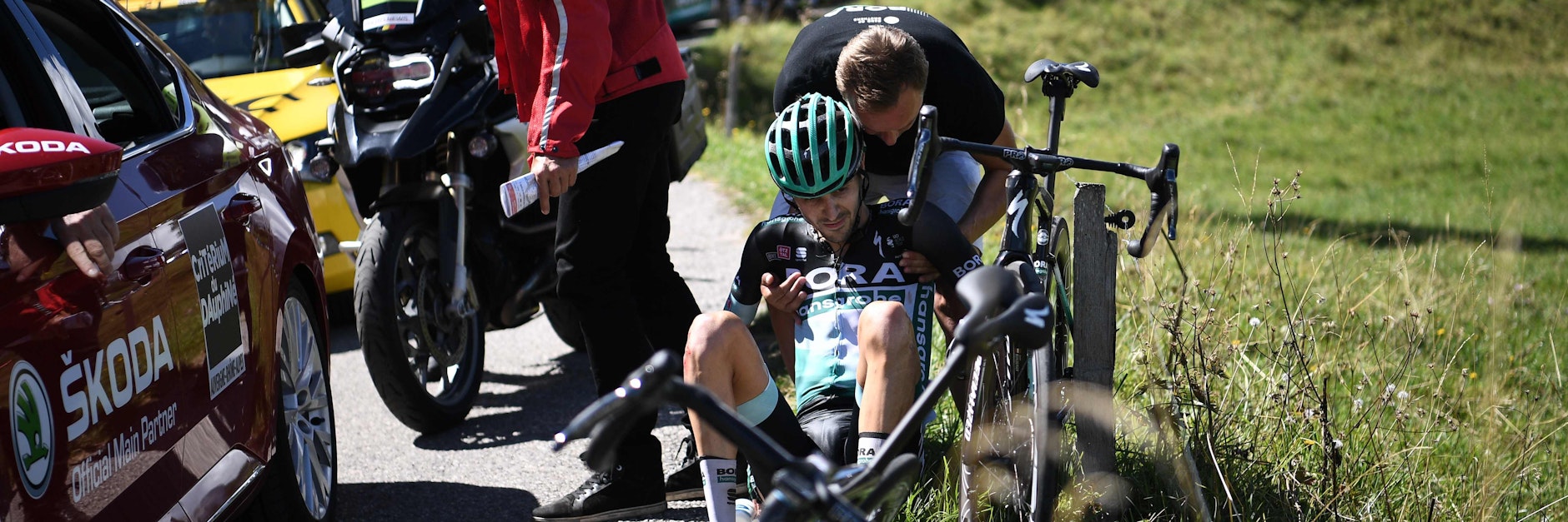 Emanuel Buchmann vom Bora-hansgrohe-Team stürzte bereis bei der&nbsp;Dauphiné-Rundfahrt. Bilder, die bei der Tour de France dieses Jahr vermehrt drohen.&nbsp;