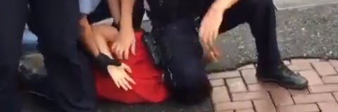 Bei einem Polizeieinsatzes in der Düsseldorfer Altstadt drückt ein Beamter sein Knie auf den Kopf und Hals des 15-Jährigen.