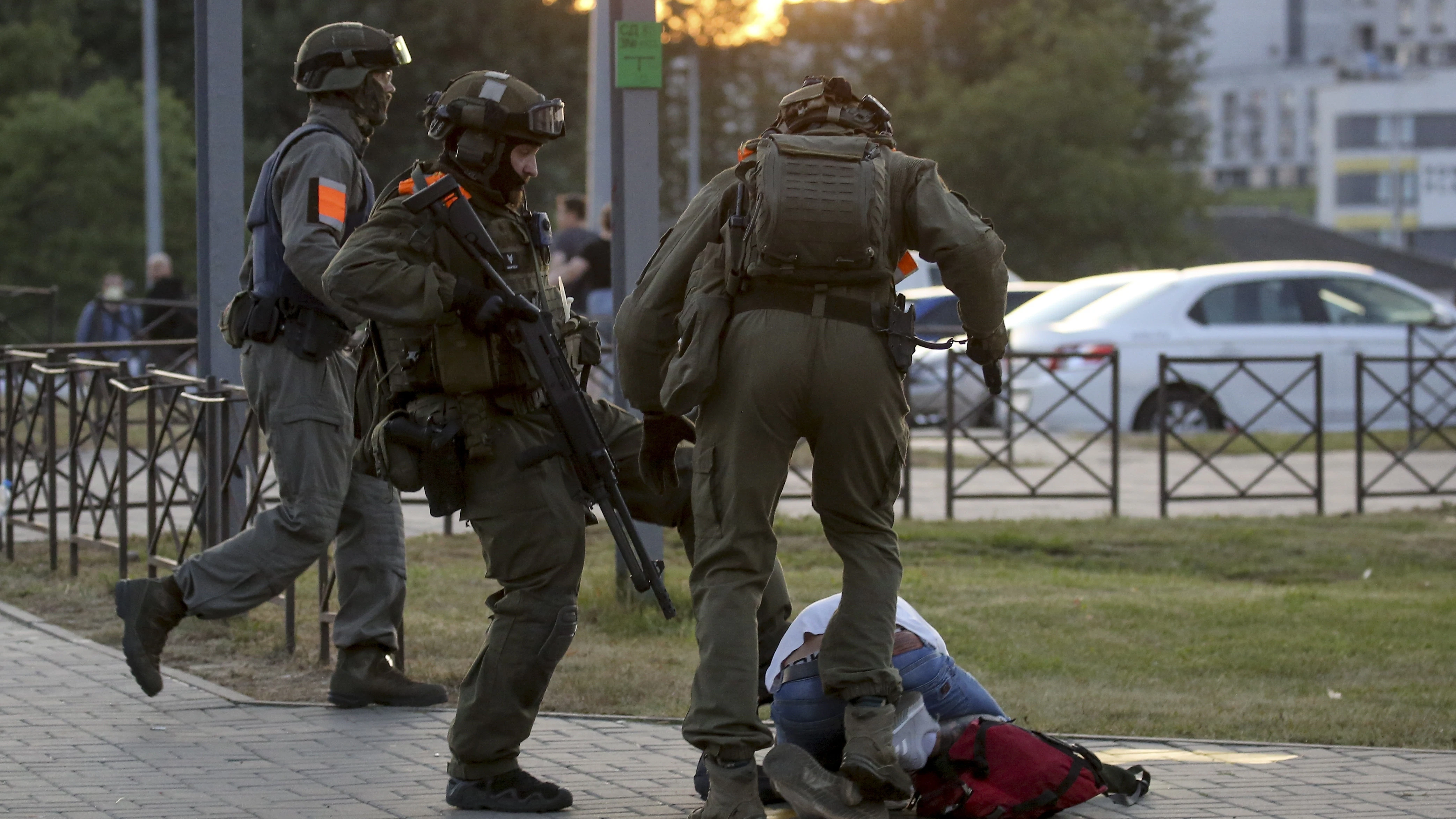 Polizisten treten am 10. August 2020 bei Protesten nach den Präsidentschaftswahlen in Belarus auf einen am Boden liegenden Demonstranten ein.