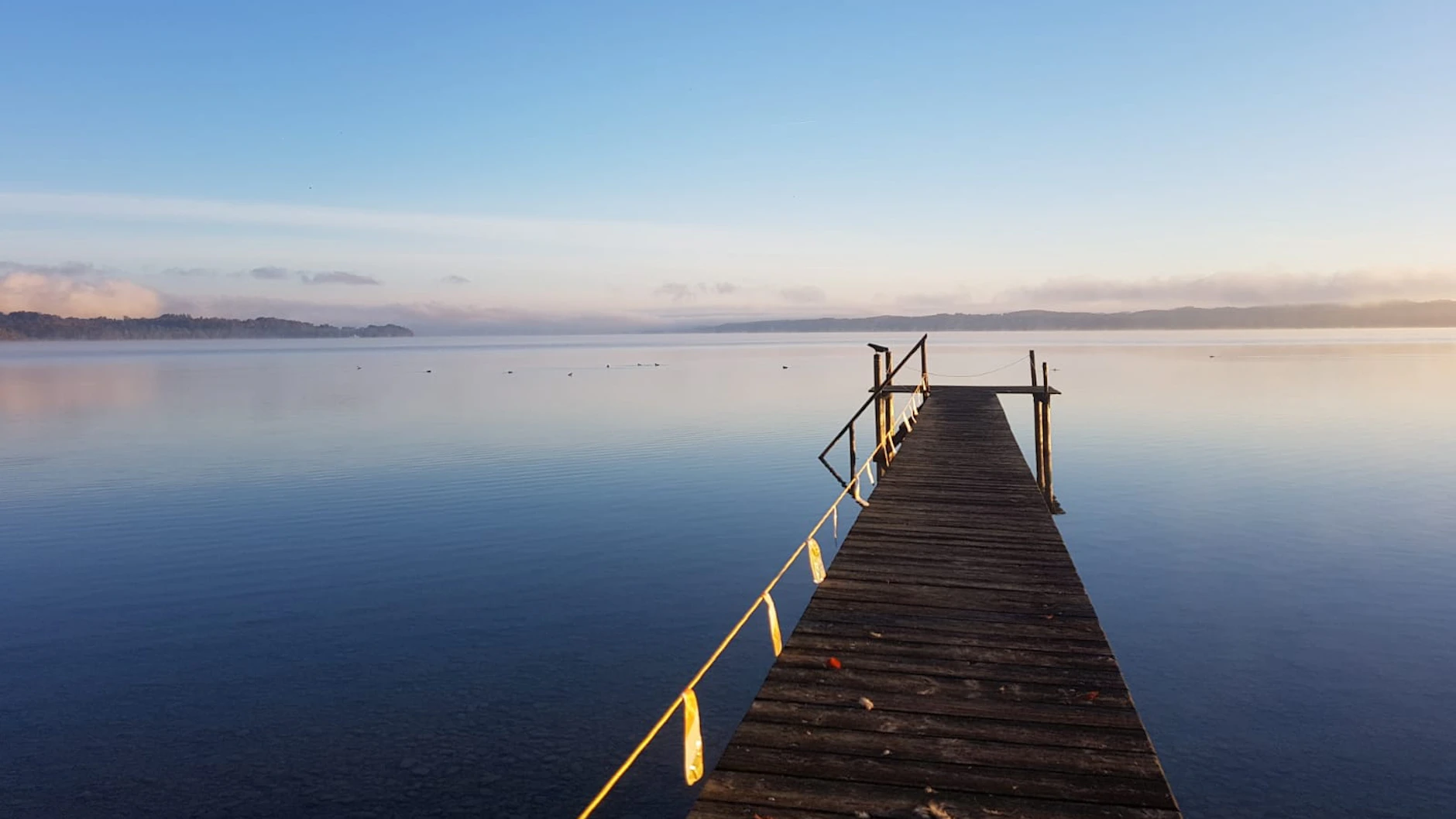 Still ruht der See. Kalt war er auch, der Starnberger See. Im Frühling, als Mutige hier das Eisbaden nach der Methode Wim Hof testeten.&nbsp;<br><br><br>