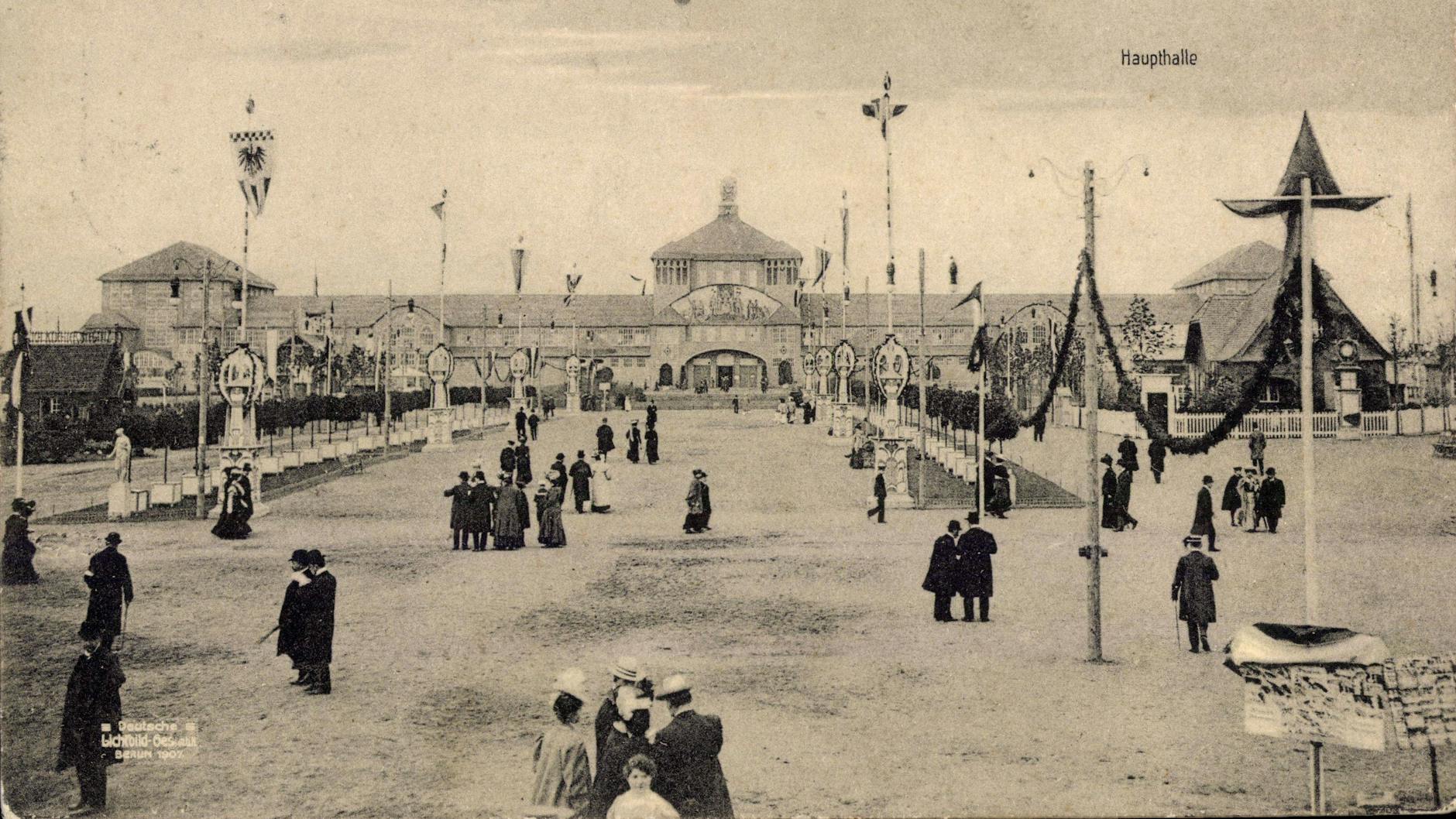 Wegen des großen Interesses: Der ersten Kolonialausstellung 1896 folgte 1907 in Berlin-Schöneberg die „Deutsche Armee Marine und Kolonialausstellung“. Hier ein Blick auf die Haupthalle.<br>