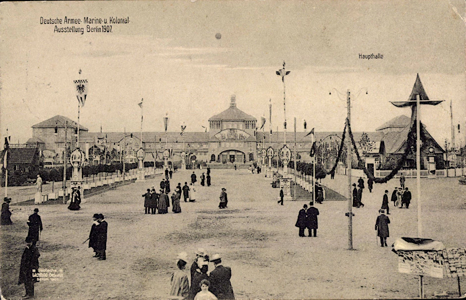 Wegen des großen Interesses: Der ersten Kolonialausstellung 1896 folgte 1907 in Berlin-Schöneberg die „Deutsche Armee Marine und Kolonialausstellung“. Hier ein Blick auf die Haupthalle.<br>