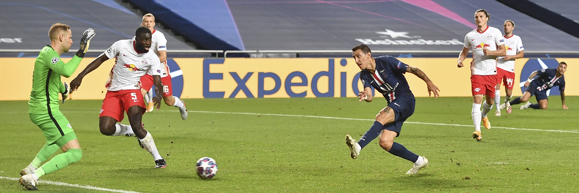 Angel di Maria trifft zum 2:0 für Paris St. Germain.