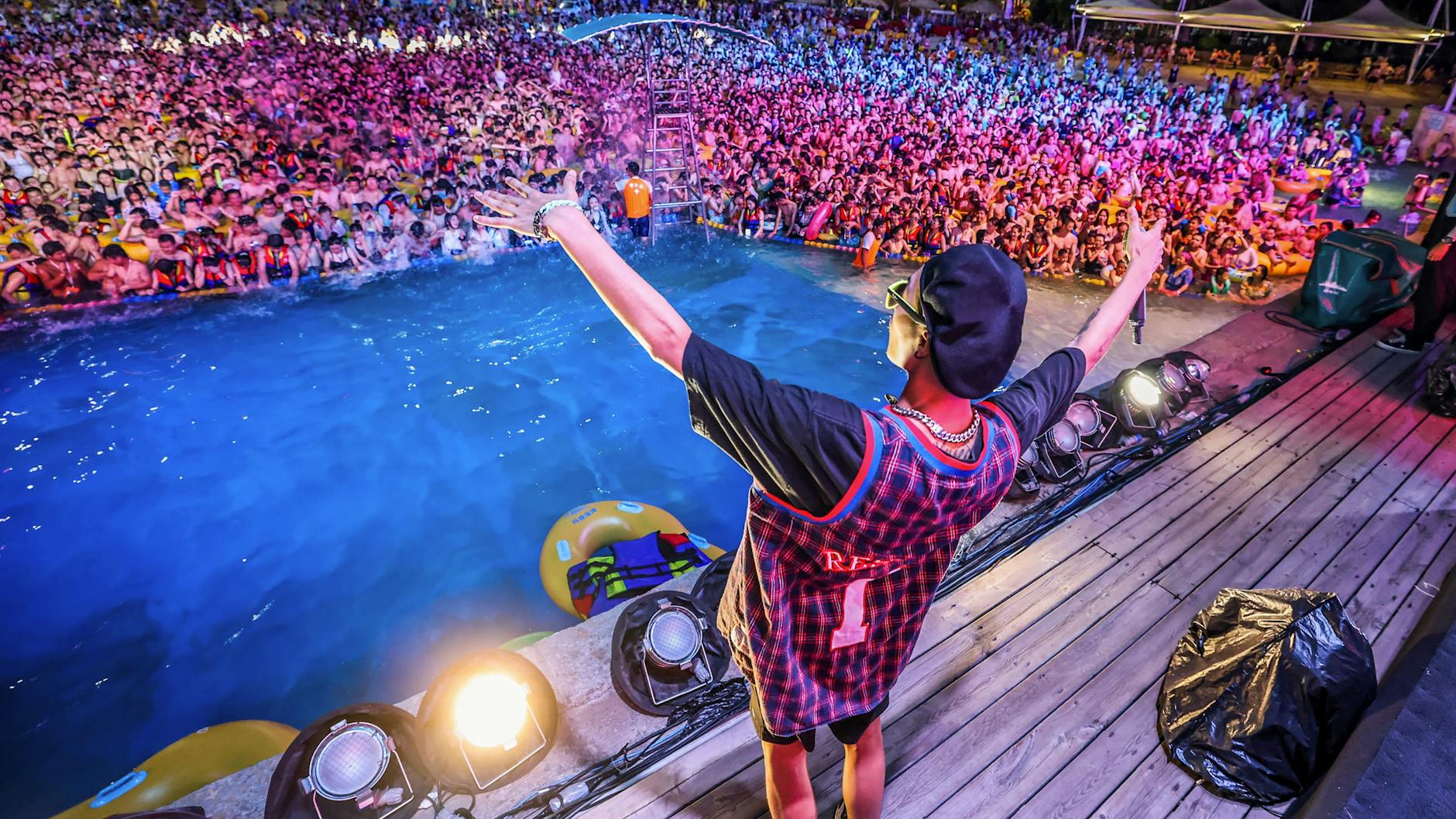 Mehrere DJs heizten dem Publikum im Wasserpark ein.