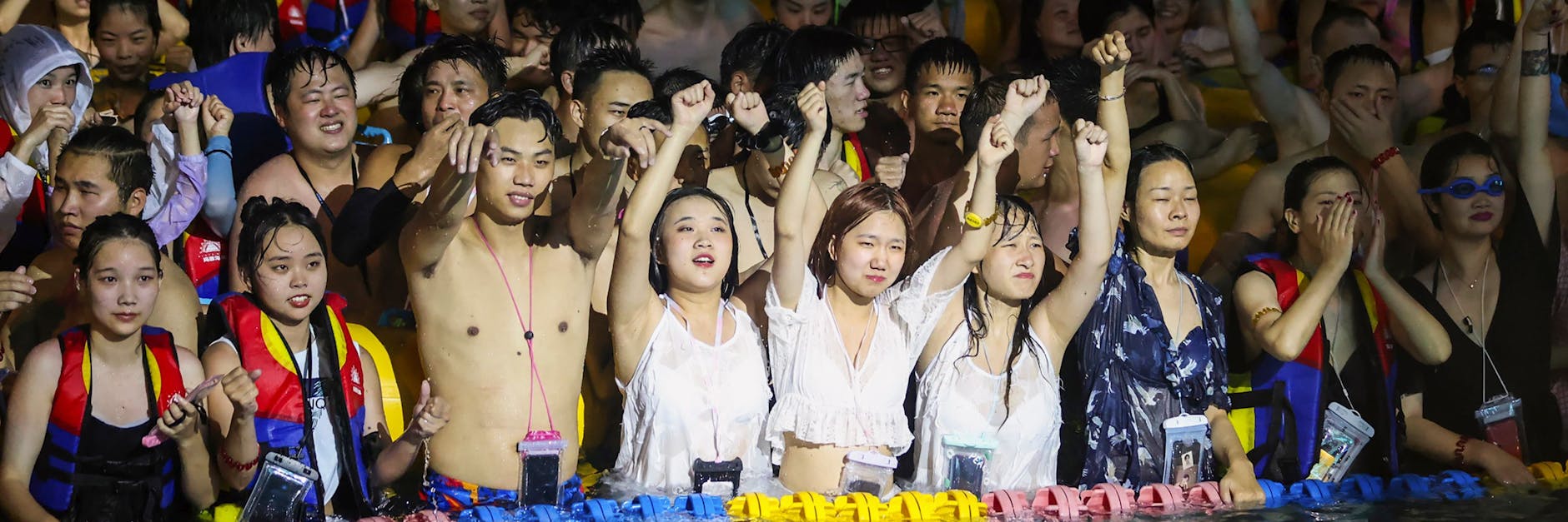 Dicht an dicht stehen Tausende Menschen in einem Wasserpark in Wuhan.