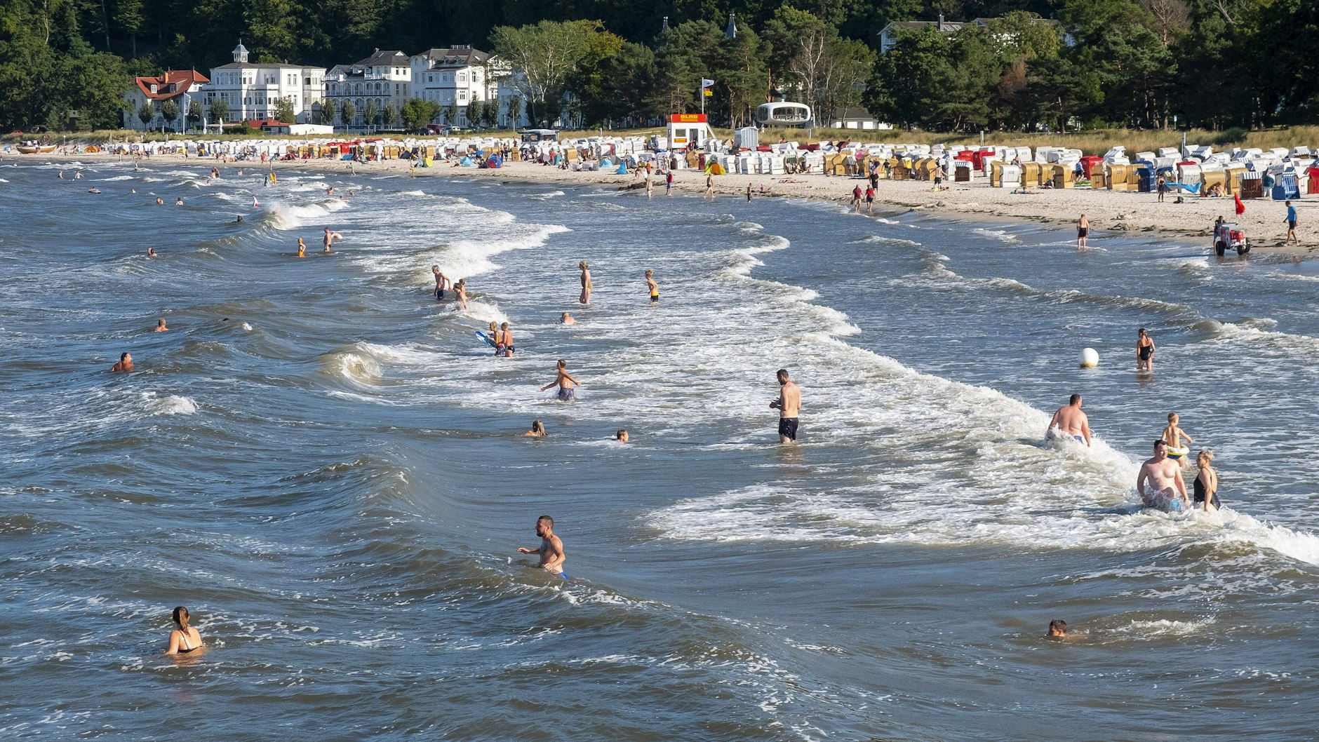 Das Sommerwetter lockt viele Badegäste in die Ostsee (hier in Binz auf Rügen).