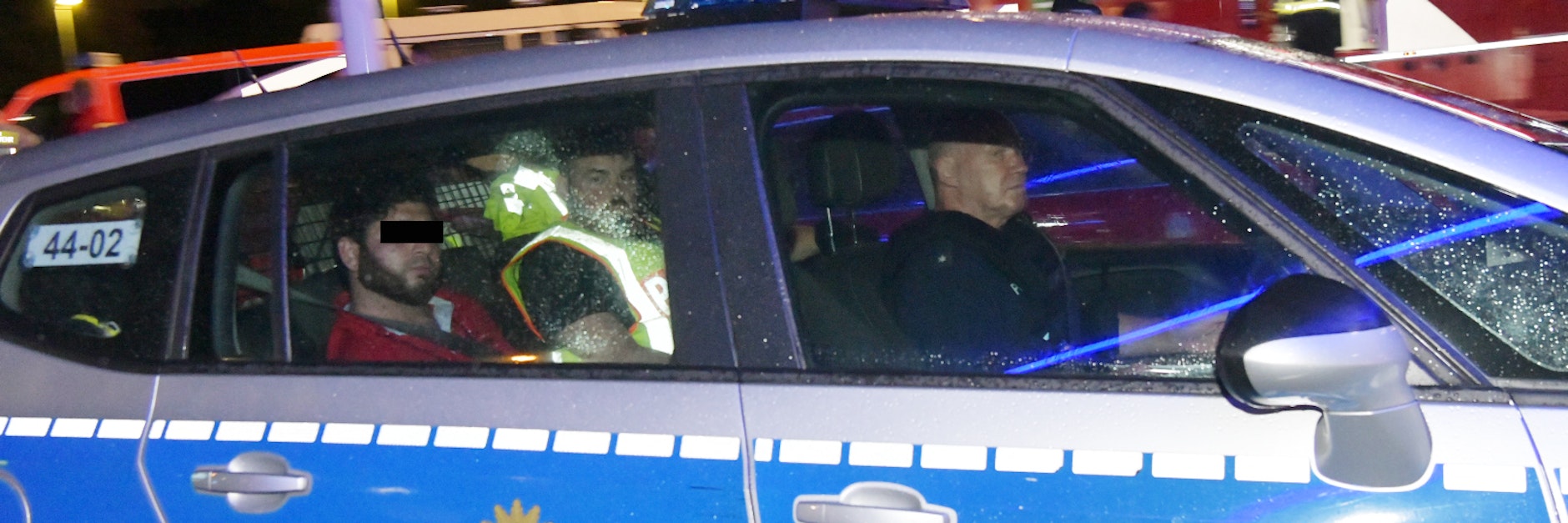 Amokfahrer Sarmad A. (30) sitzt nach seiner Festnahme in einem Streifenwagen. Der Iraker wurde kurz zuvor auf der Stadtautobahn überwältigt.&nbsp;