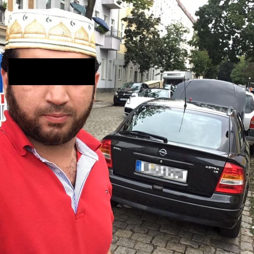 Sarmad A. fotografierte sich vor dem Opel Astra, mit dem er knapp fünf Stunden später mehrere Fahrzeuge rammte. 