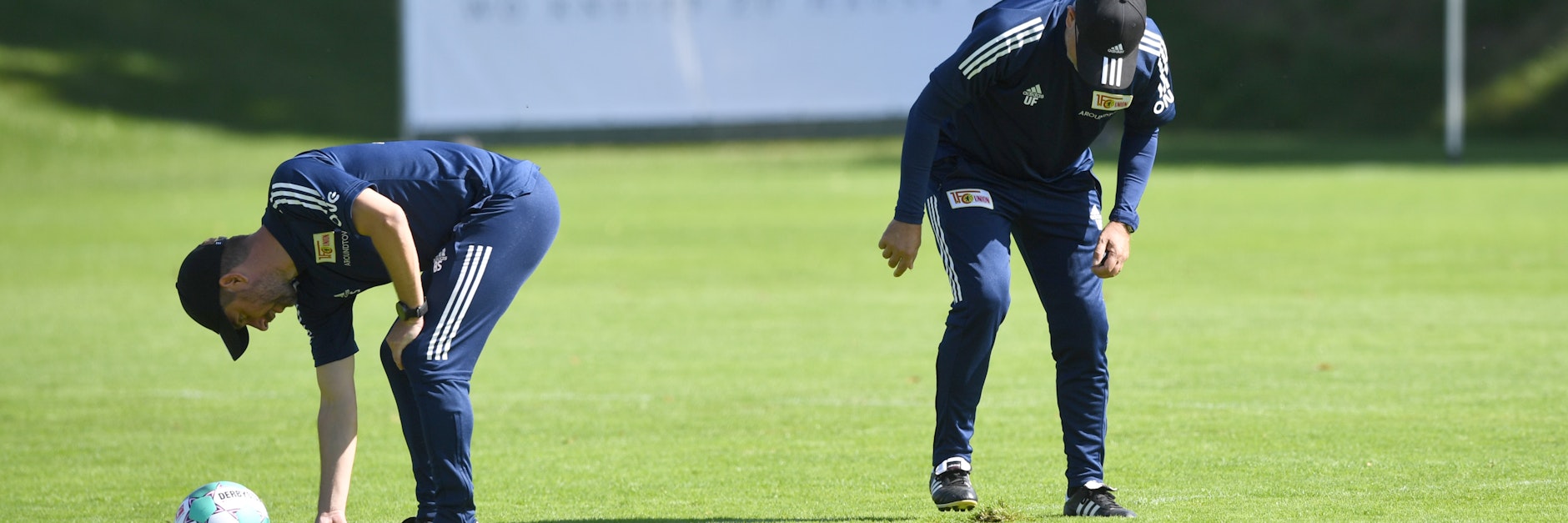 Sebastian Bönig und Urs Fischer bearbeiten den schlechten Rasen.