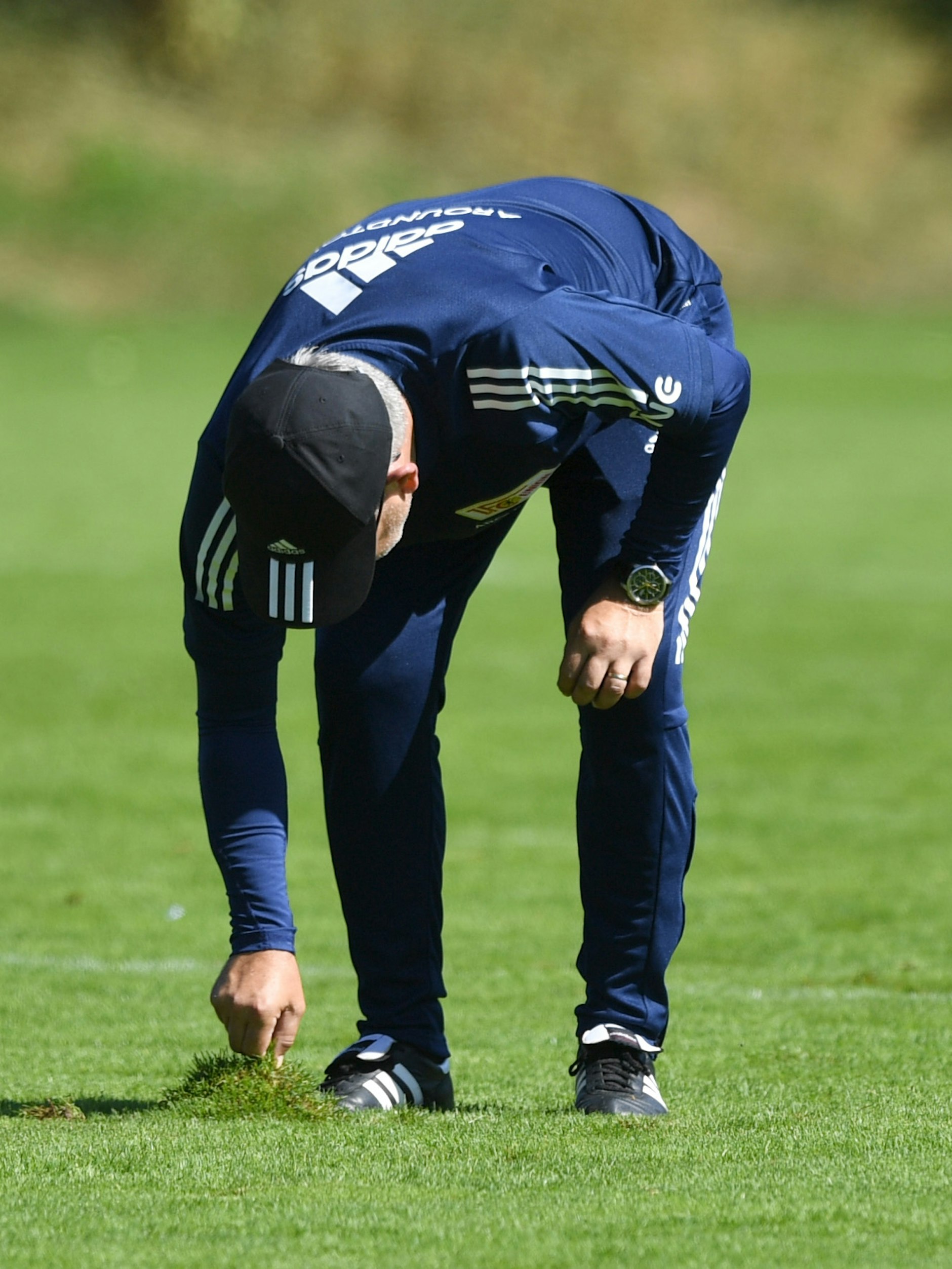 Unions Trainer Urs Fischer in seinem neuen Job als Greenkeeper.