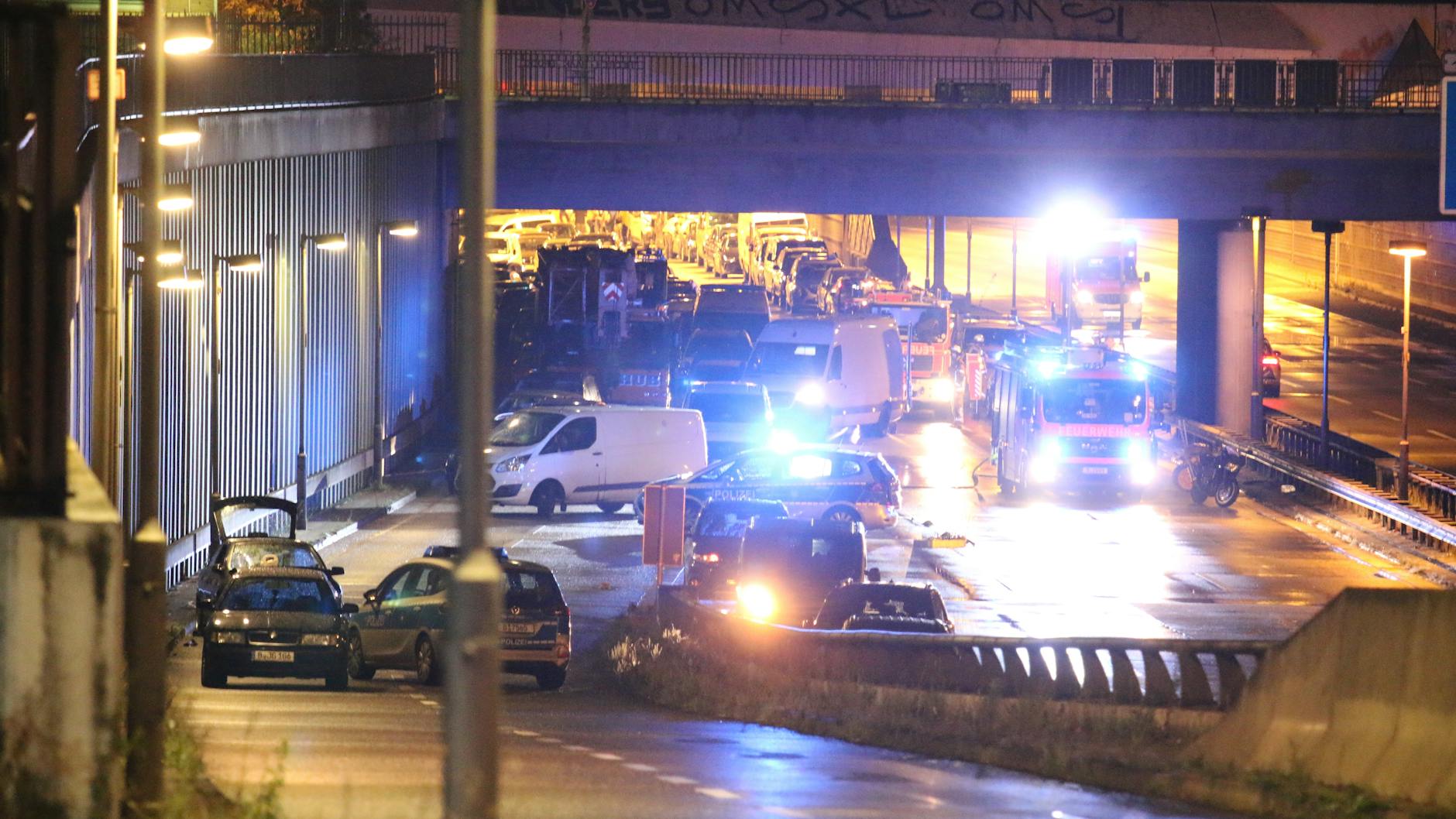 Auf der Stadtautobahn bildeten sich aufgrund des Polizeieinsatz kilometerlange Staus. Etwa 300 Menschen mussten ihre Autos verlassen. 