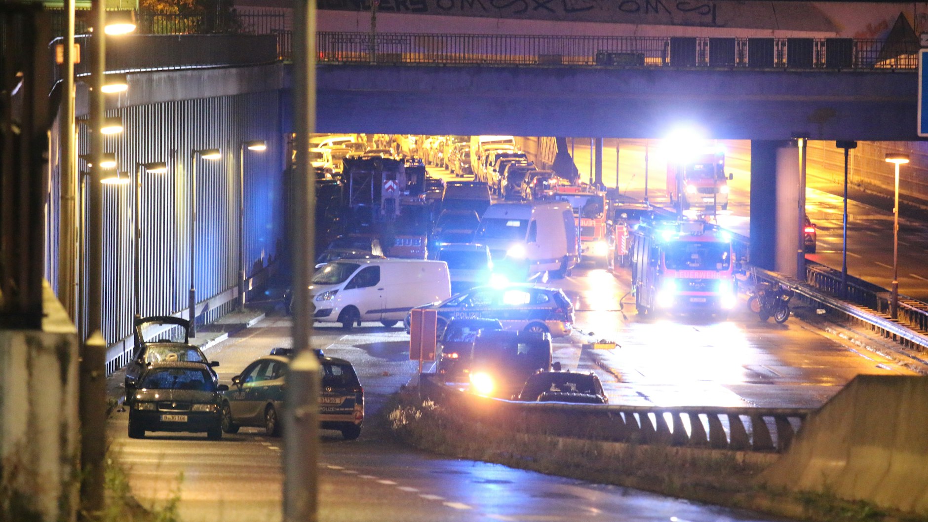 Auf der Stadtautobahn bildeten sich aufgrund des Polizeieinsatz kilometerlange Staus. Etwa 300 Menschen mussten ihre Autos verlassen.&nbsp;
