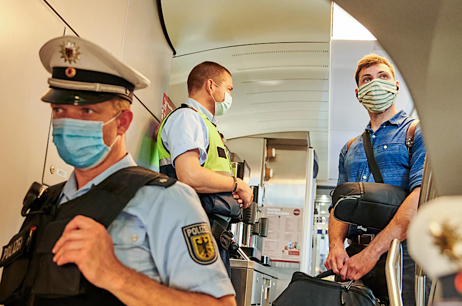 Beamte der Bundespolizei und Mitarbeiter der DB Sicherheit stehen in einem IC kurz vor dem Berliner Hauptbahnhof und kontrollieren, ob die coronabedingte Maskenpflicht eingehalten wird.&nbsp;