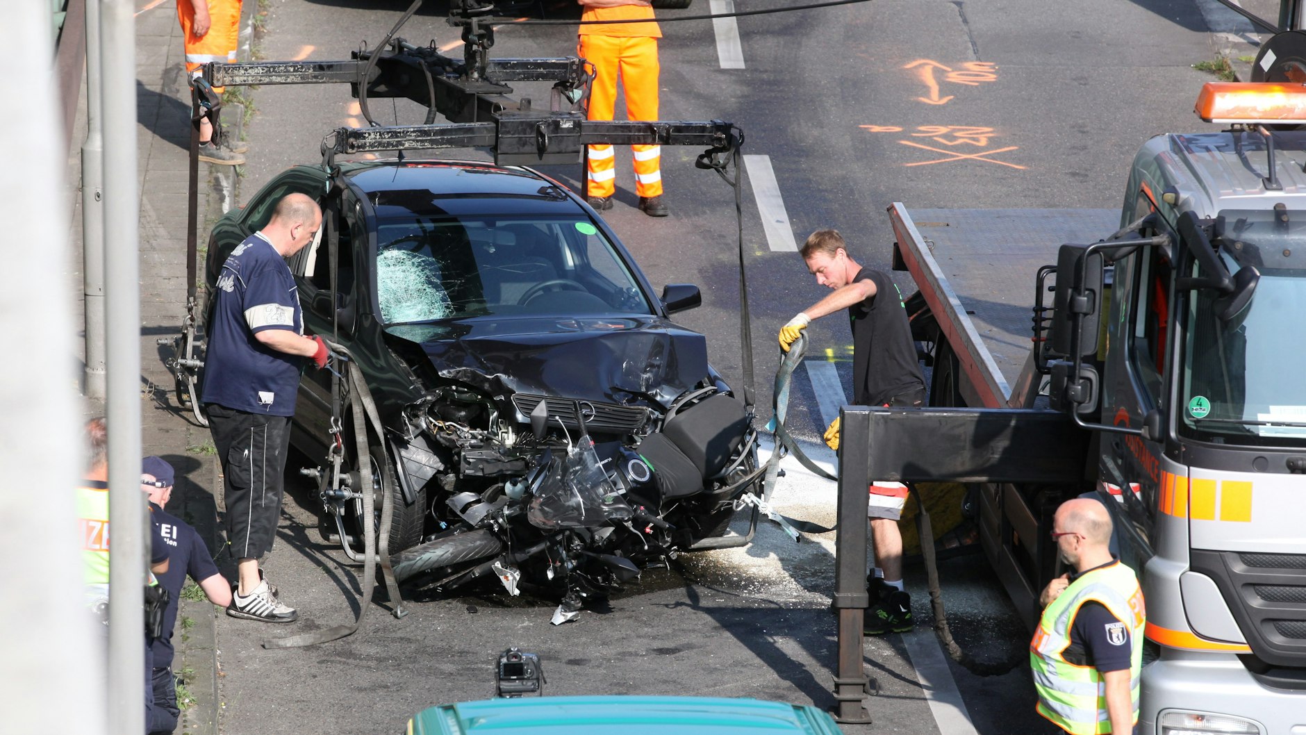 Das Täter-Auto, an dem noch eines der umgerammten Motorräder steckt. Der Opel Astra wurde für die Beweissicherung beschlagnahmt.&nbsp;<br>