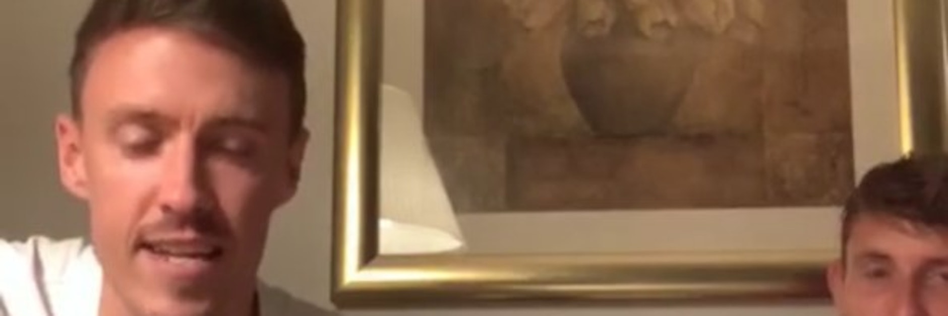 Max Kruse (l.) interviewt seinen Kollegen Christopher Lenz. Fast auf Augenhöhe.&nbsp;