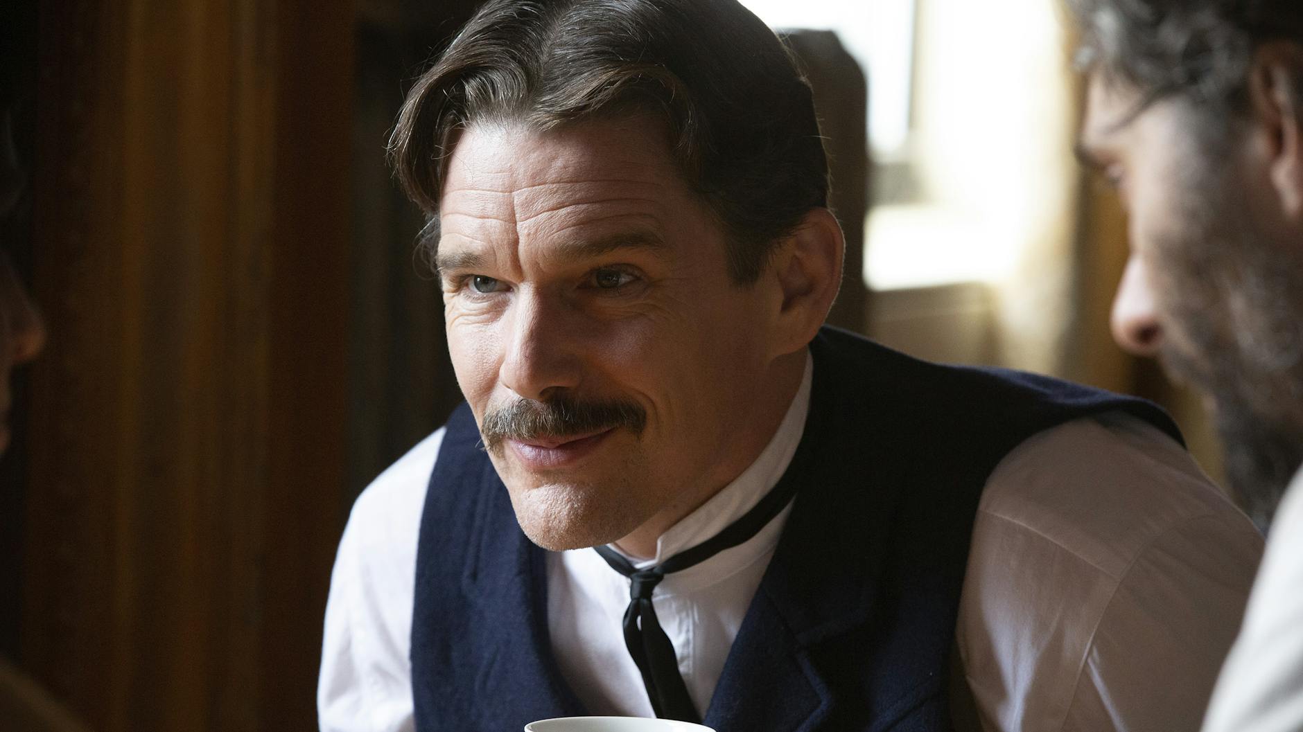 Ethan Hawke als Nikola Tesla.