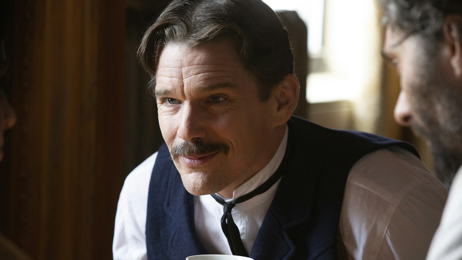 Ethan Hawke als Nikola Tesla.