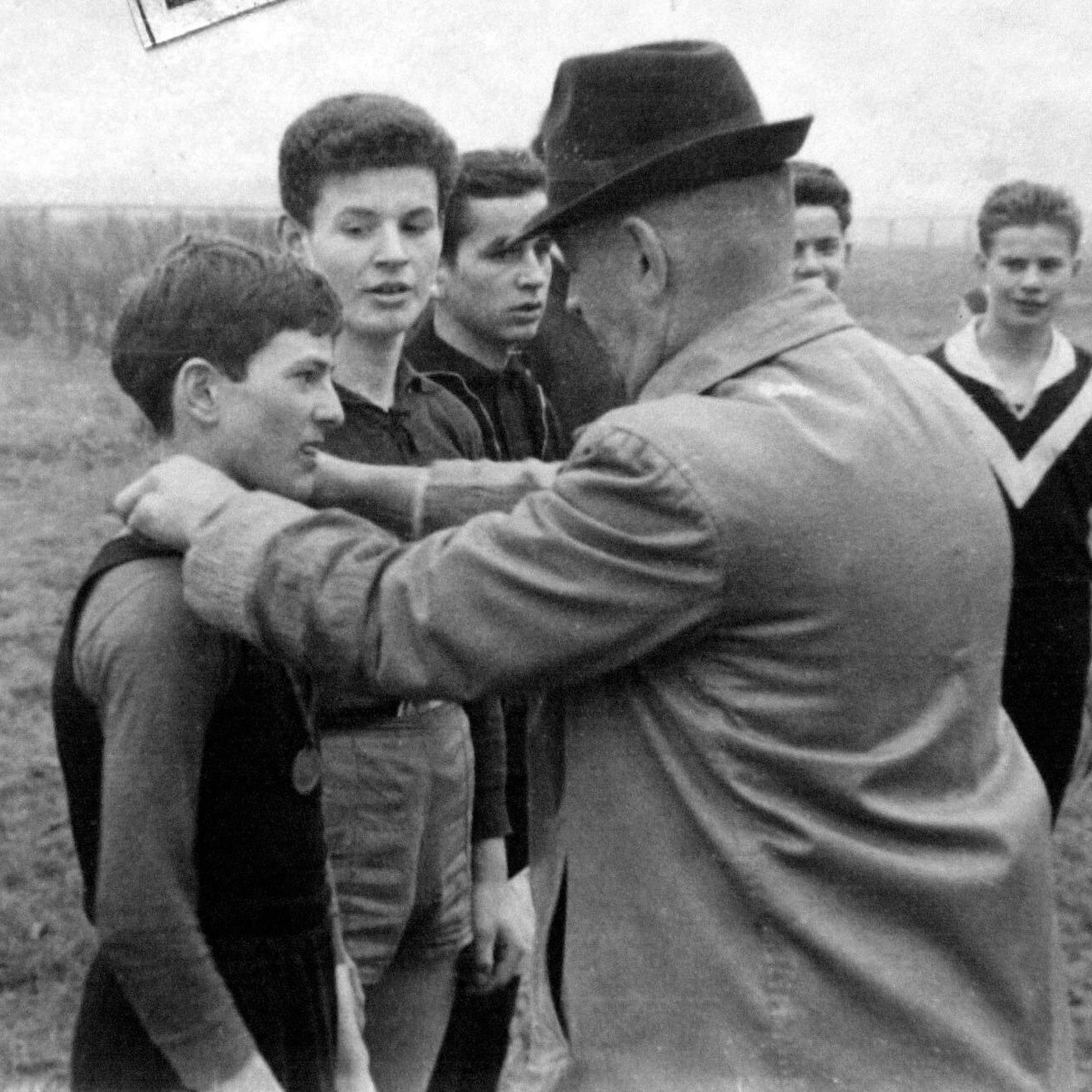 Der 14-jährige Waldemar bekommt eine seiner ersten Ehrungen um den Hals gehängt.