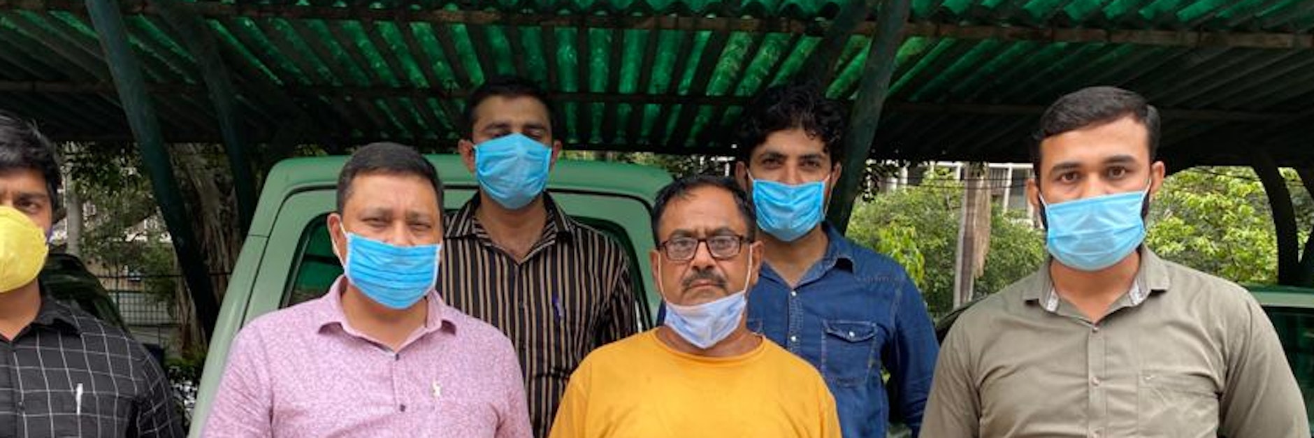 Devender Sharma (gelbes Shirt) mit Polizisten bei seiner erneuten Festnahme.