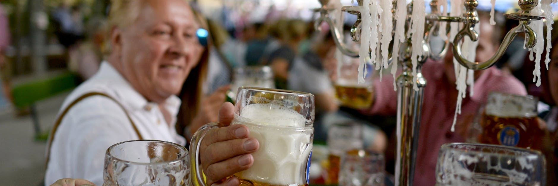 Eine Gruppe Männer sitzt in einem Biergarten.