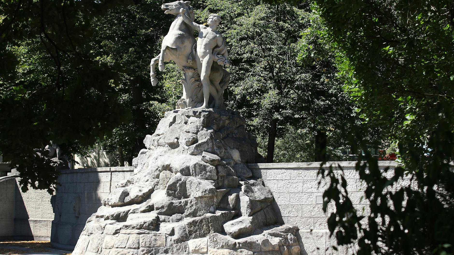 Der Siegfried-Brunnen auf dem Rüdesheimer Platz: Ein trockenes Gebirge.