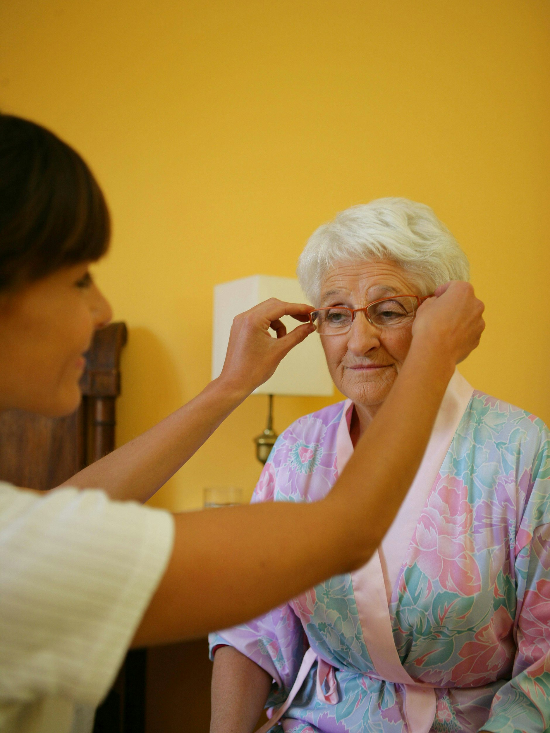 Für ihre Versorgung müssen Senioren und Seniorinnen jedes Jahr höhere Zuzahlungen leisten.