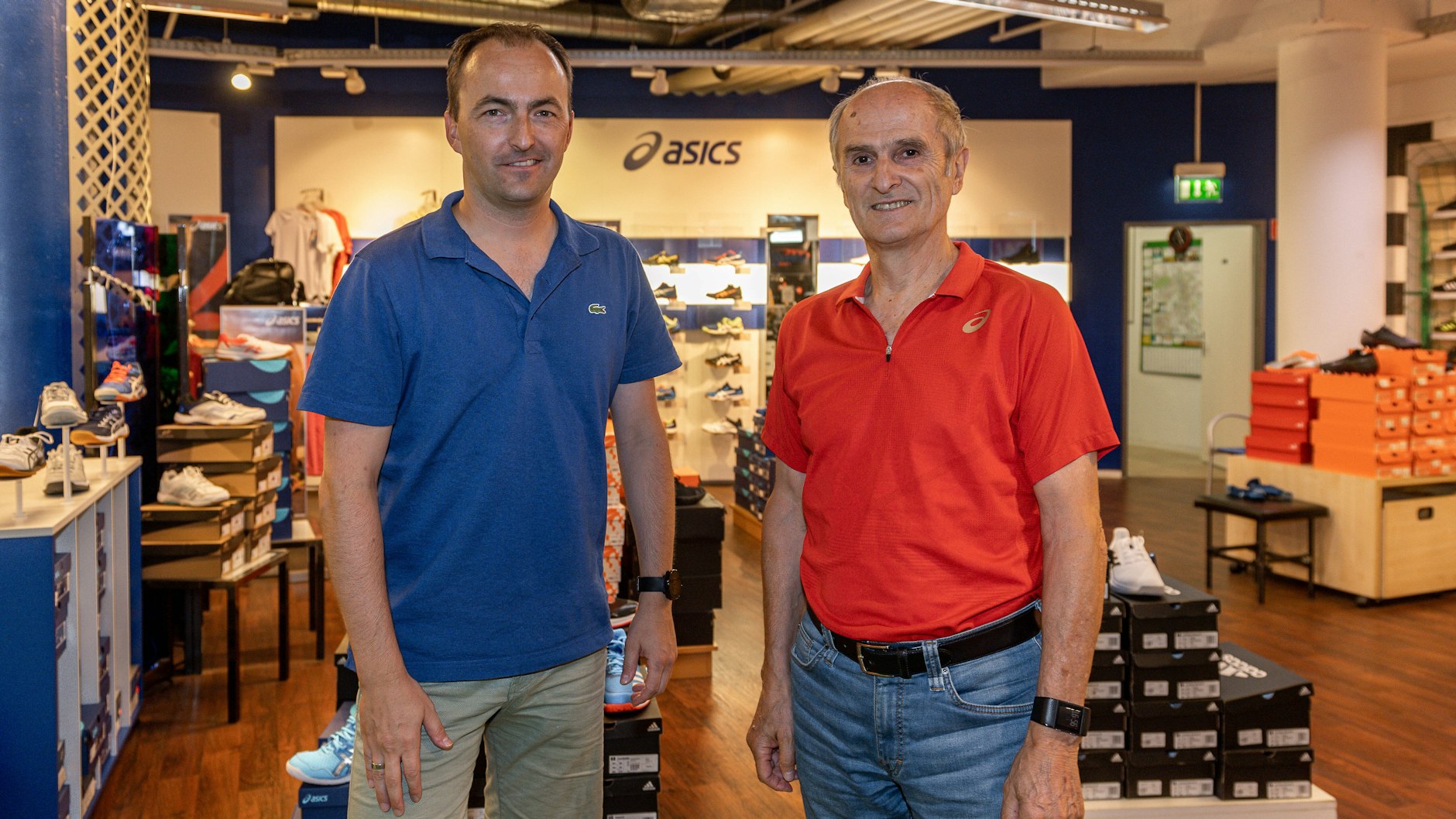 Waldemar Cierpinski und sein Sohn Falk in ihrem Sportgeschäft in Halle.
