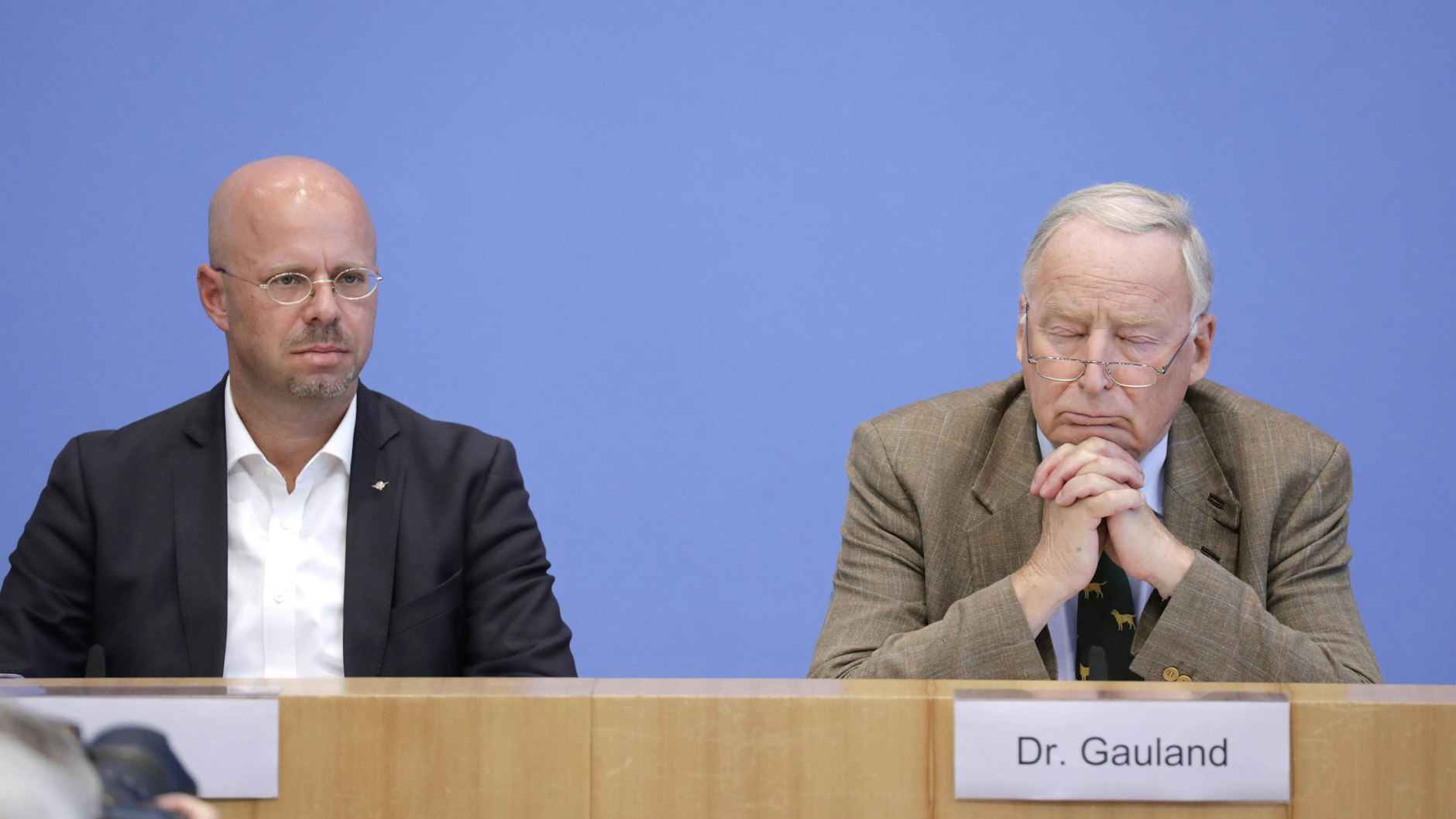 Der Parteiausschluss des Brandenburger AfD-Landeschefs Andreas Kalbitz (l.) bringt die gesamte Partei ins Schlingern, die Wählergunst schwindet rapide.