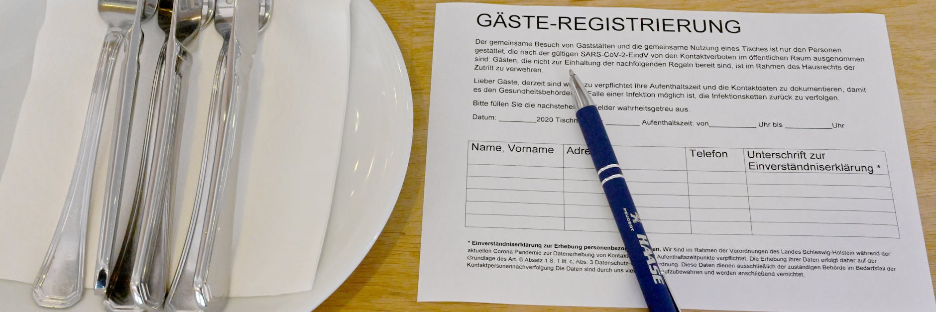 Ausgefüllte Zettel für die Gäste-Registrierung sind nicht nur Gesundheitsämter wichtig, auch die Polizei interessiert sich für die Kontaktdaten.