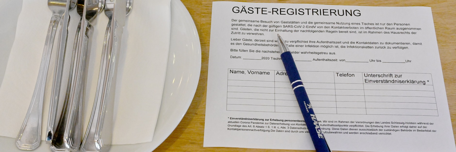 Ausgefüllte Zettel für die Gäste-Registrierung sind nicht nur Gesundheitsämter wichtig, auch die Polizei interessiert sich für die Kontaktdaten.