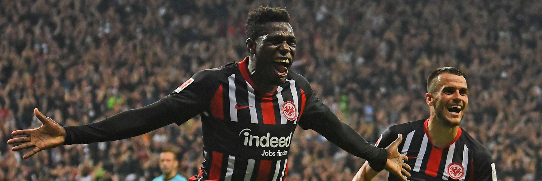 So schön kann die Europa League sein: Frankfurts Danny da Costa und Filip Kostic freuen sich auf das Rückspiel in Basel. 