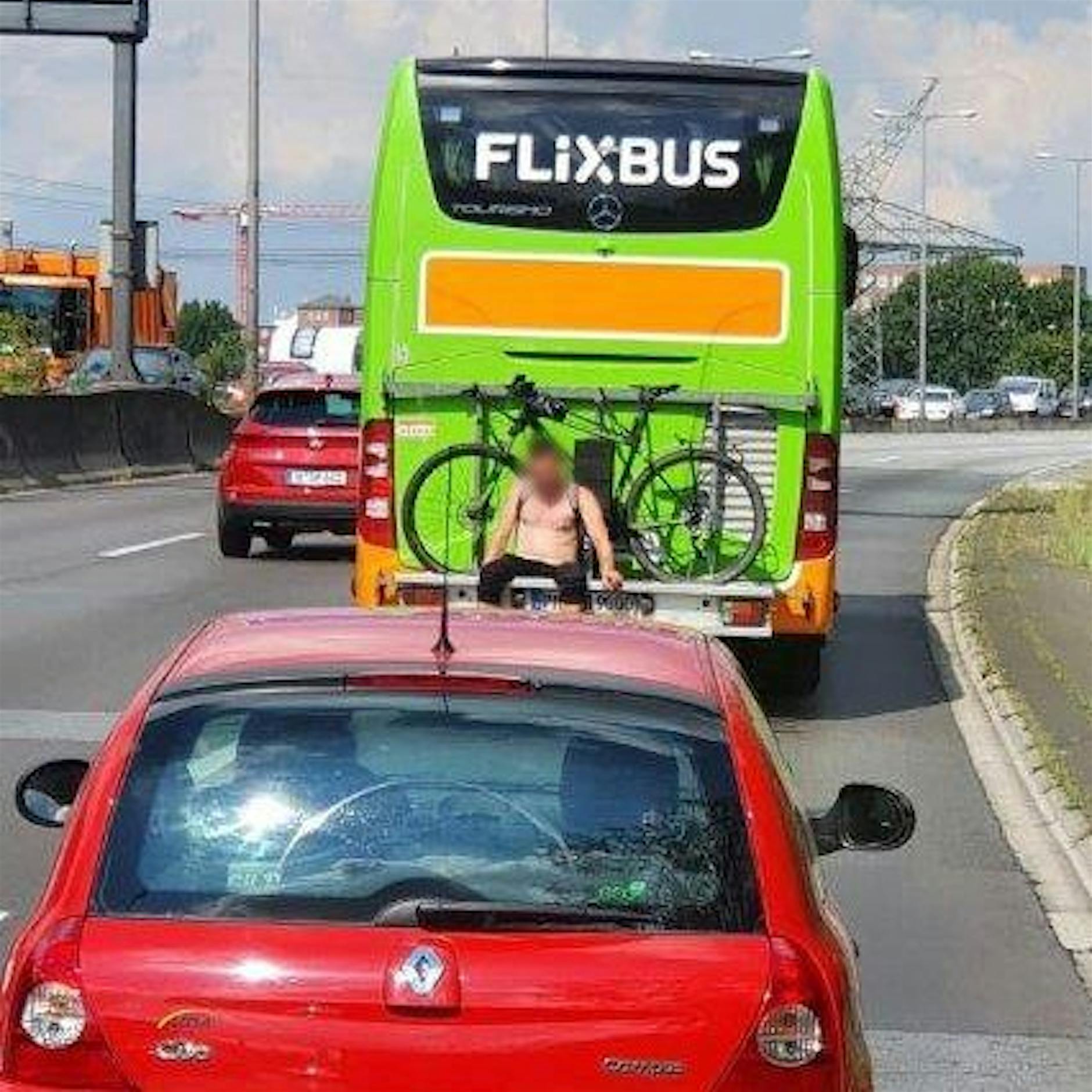 Berliner Autobahn: Blinder Passagier auf Flixbus-Heck gestoppt