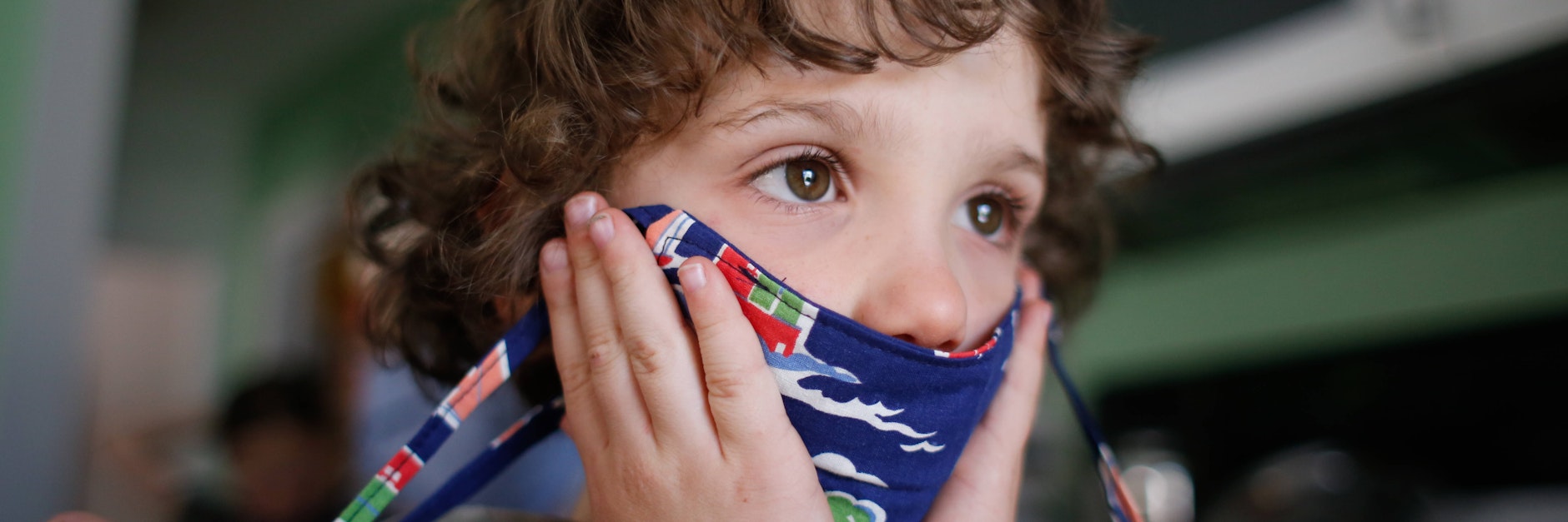 Ein Junge mit Corona-Maske. Das Oberlandesgericht Frankfurt am Main hat entschieden, dass die coronabedingten Kontaktbeschränkungen nicht für Trennungskinder gelten.