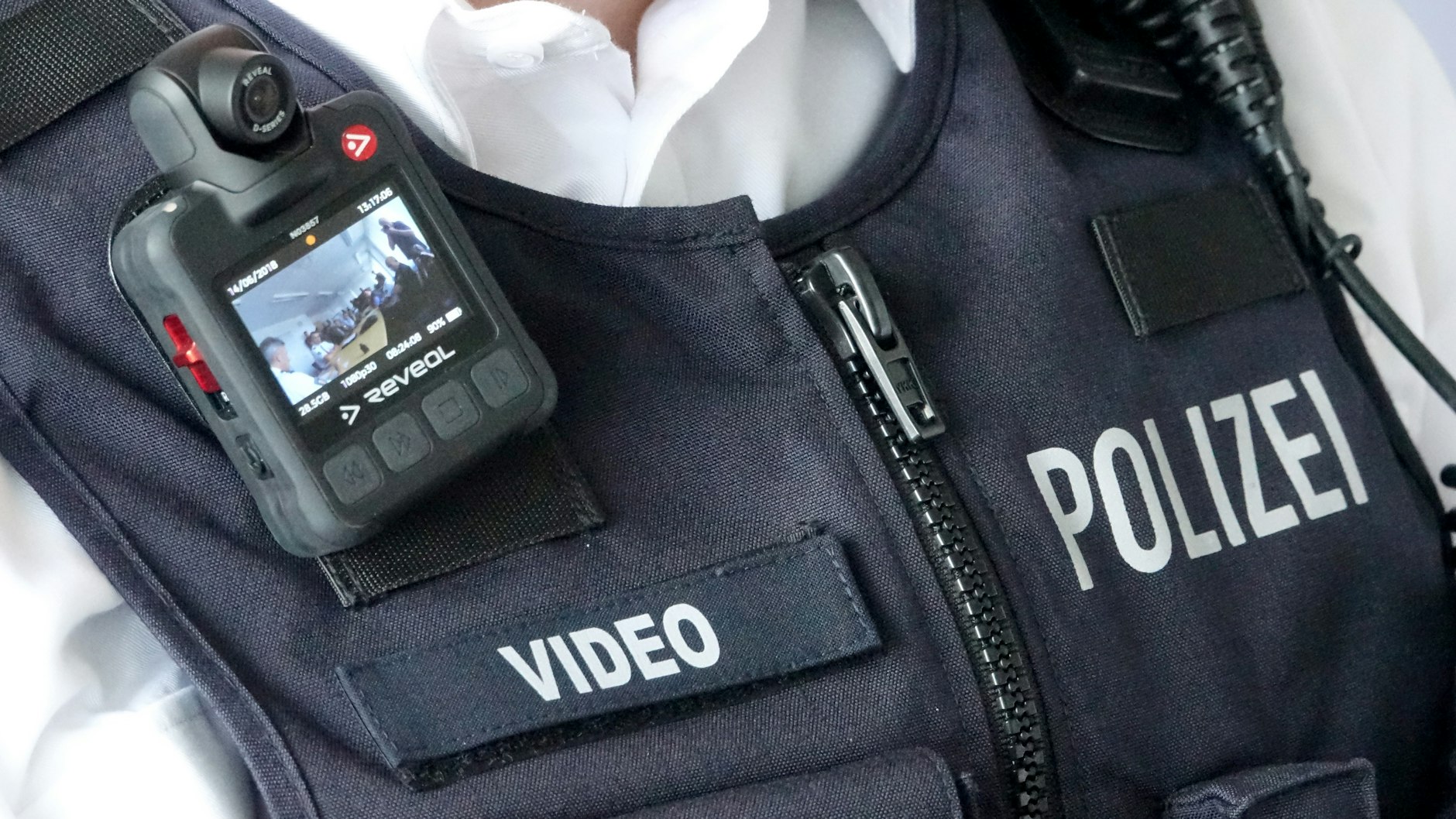 Bei bestimmten Einsätzen haben Berliner Polizisten künftig eine "Bodycam" zu tragen.