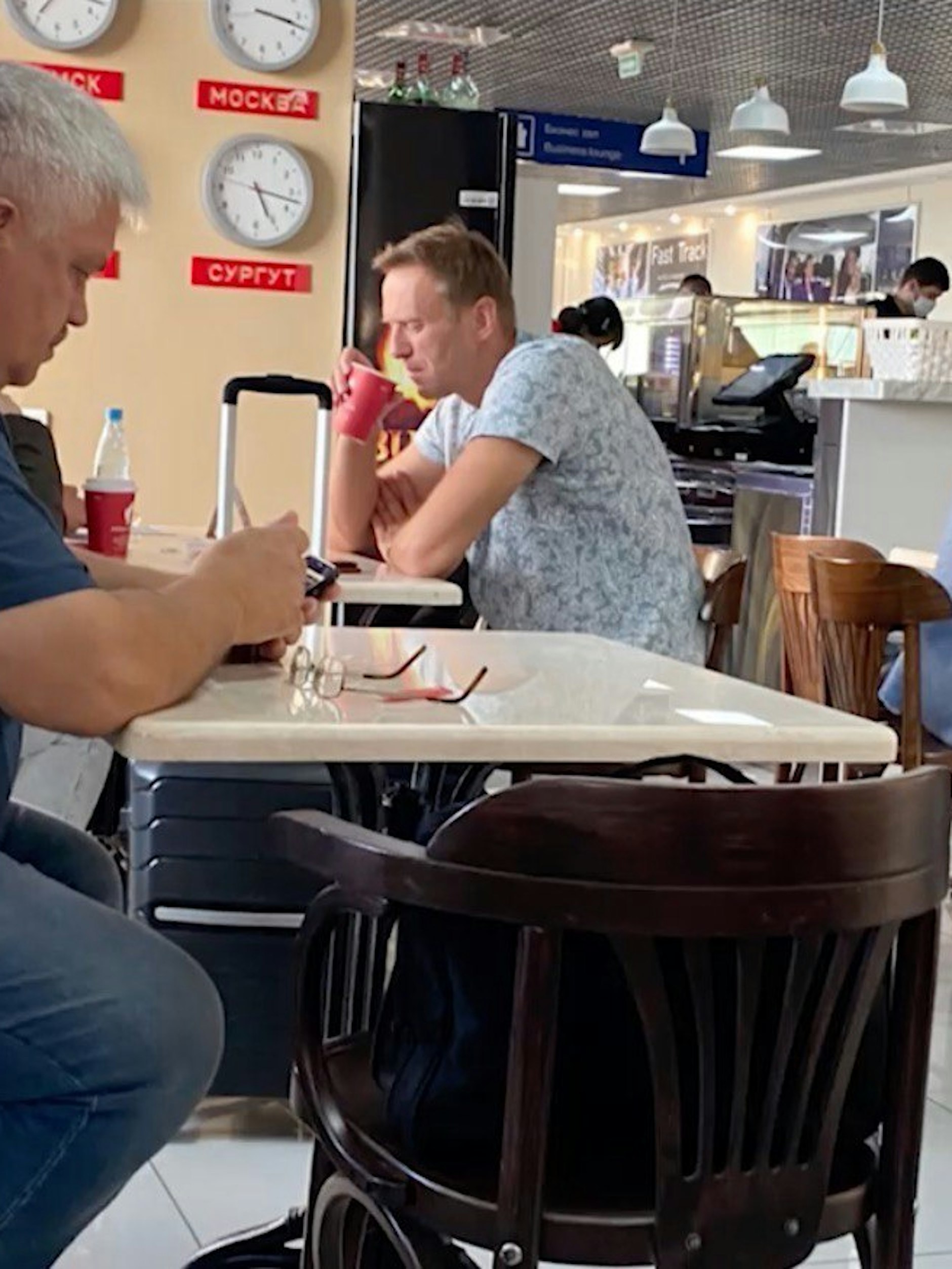 Alexej Nawalny trinkt auf dem Flughafen von Tomsk in West-Sibirien Tee.<br>