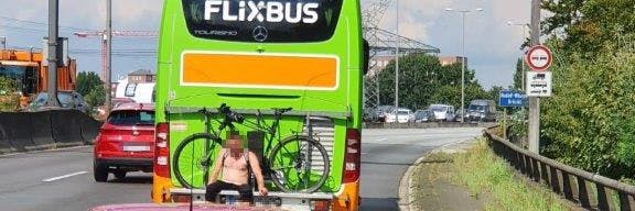 Seelenruhig saß der Mann während der Fahrt auf dem Fahrradgepäckträger.