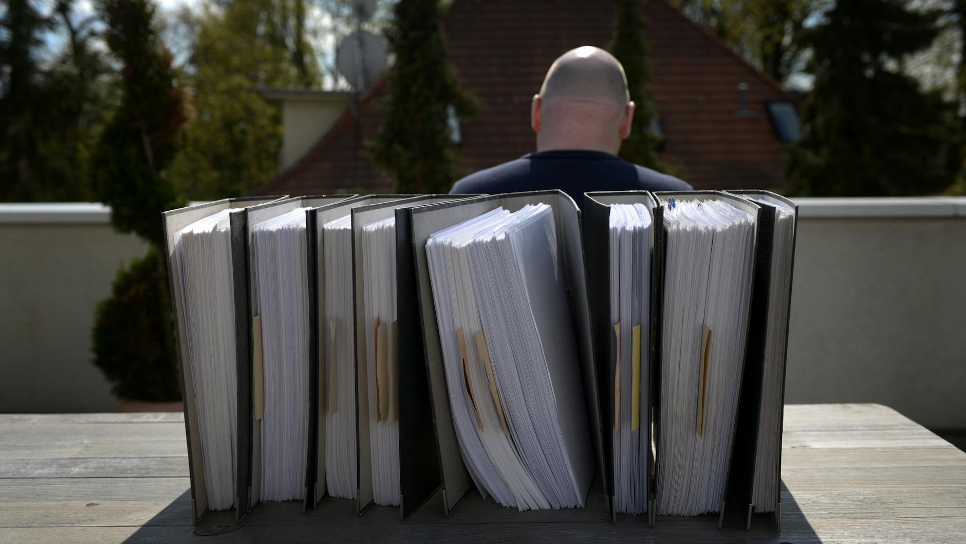 Klaus Vogel kämpft seit Jahren für seine Rehabilitierung. Die Prozessakten füllen viele Ordner. Jetzt gab ihm das Gericht in wichtigen Punkten Recht.