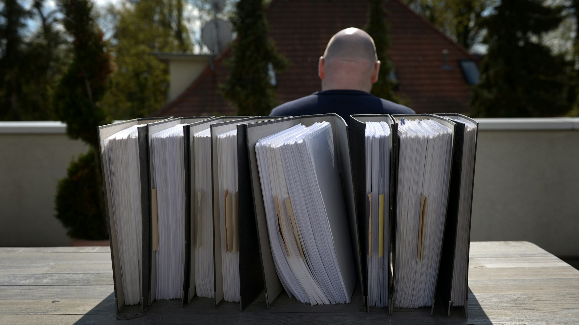 Klaus Vogel kämpft seit Jahren für seine Rehabilitierung. Die Prozessakten füllen viele Ordner. Jetzt gab ihm das Gericht in wichtigen Punkten Recht.