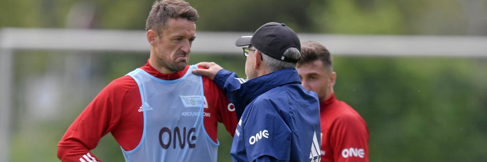 My only one? Urs Fischer unterhält sich in Bad Wörishofen mit seinem Mittelfeldroutinier Christian Gentner. 