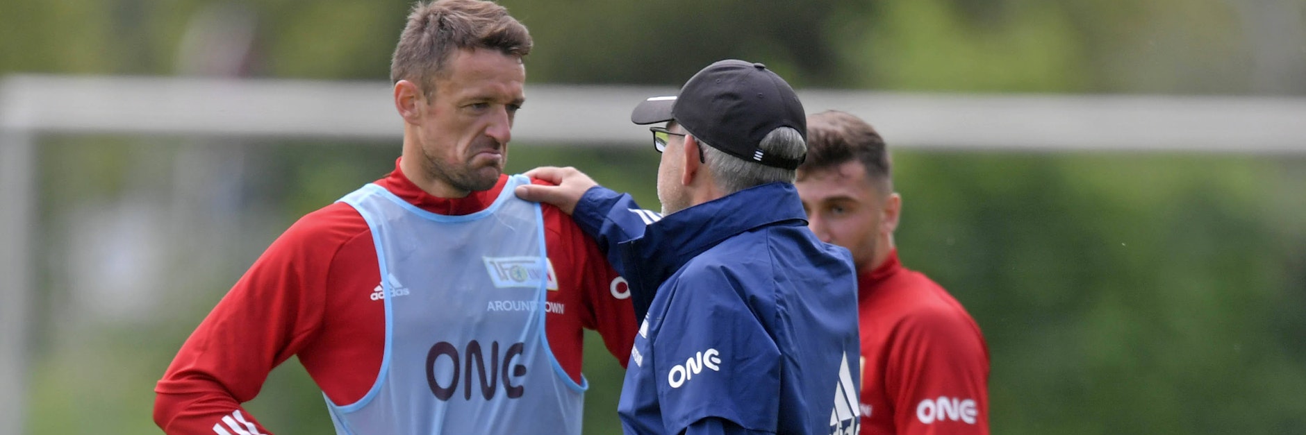 My only one? Urs Fischer unterhält sich in Bad Wörishofen mit seinem Mittelfeldroutinier Christian Gentner.&nbsp;