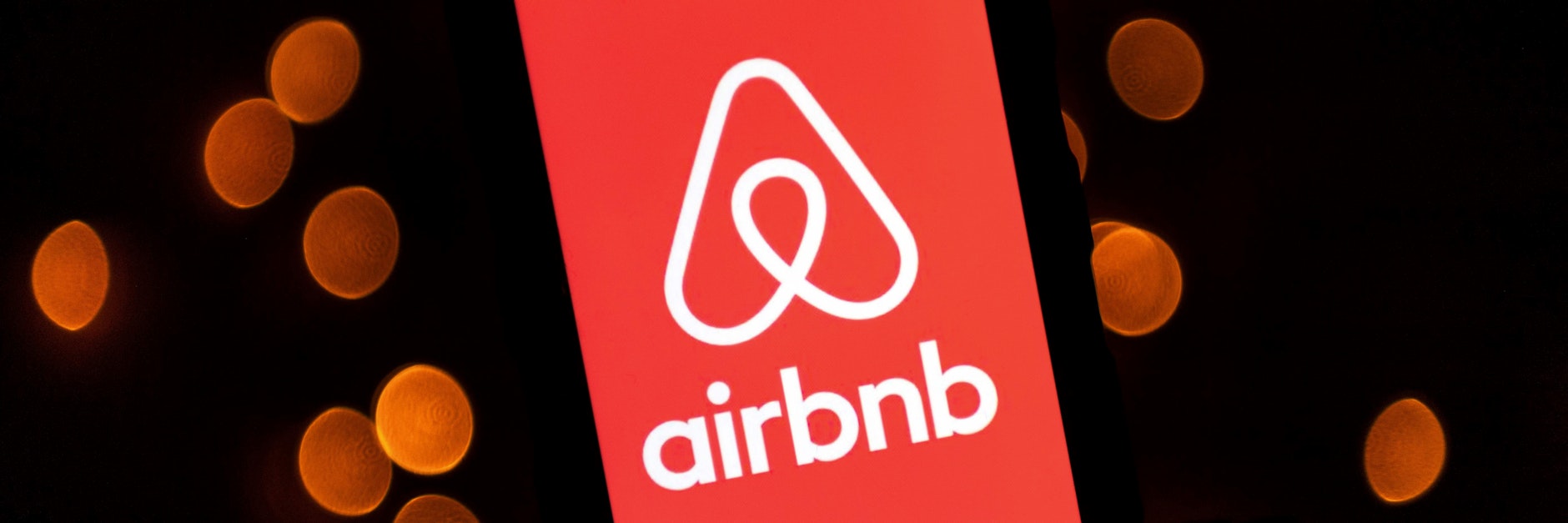 Das Logo&nbsp;Airbnbs auf einem Smartphone-Display.