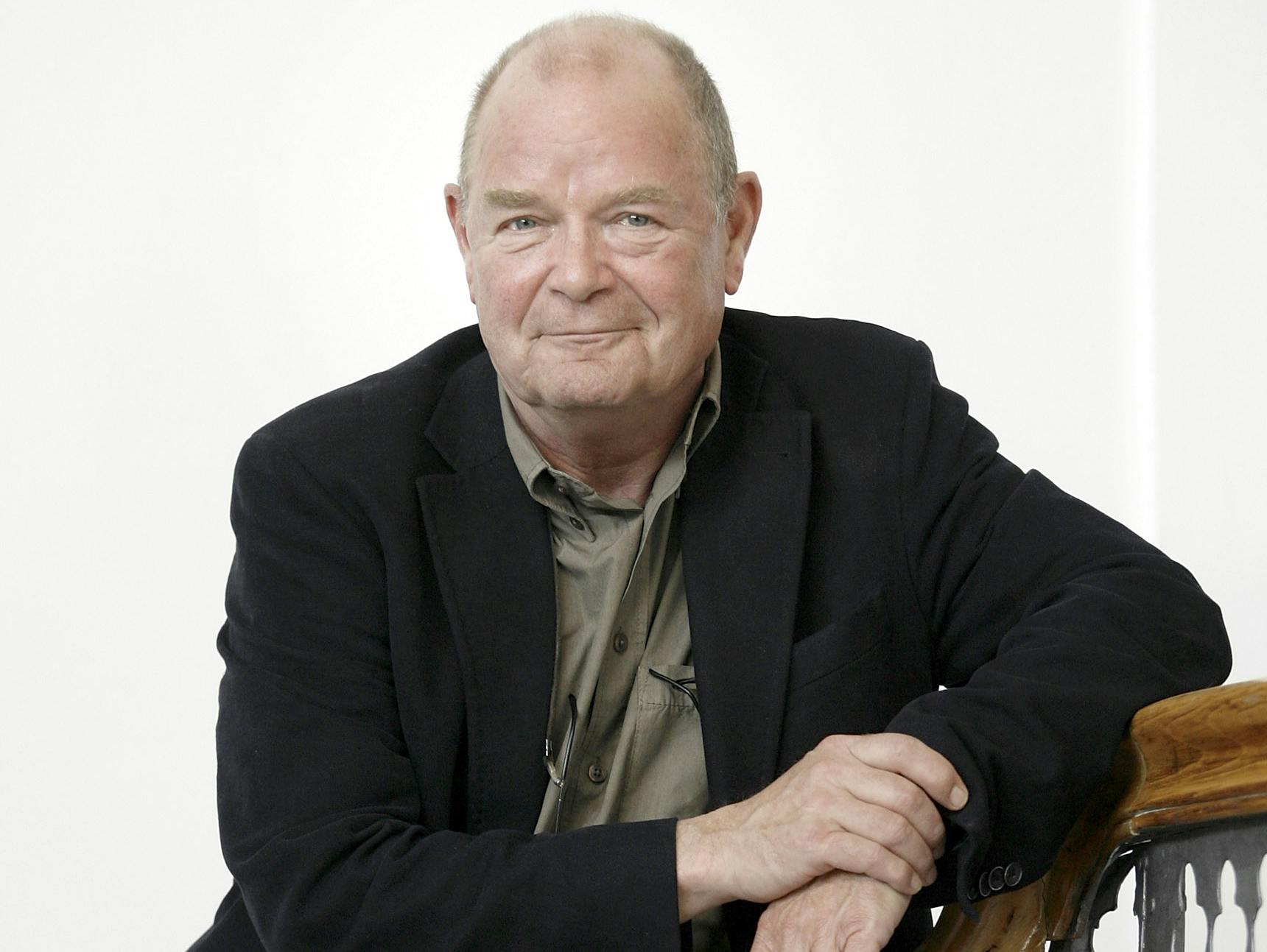 Der Schauspieler Dieter Mann posiert auf einer Treppe.