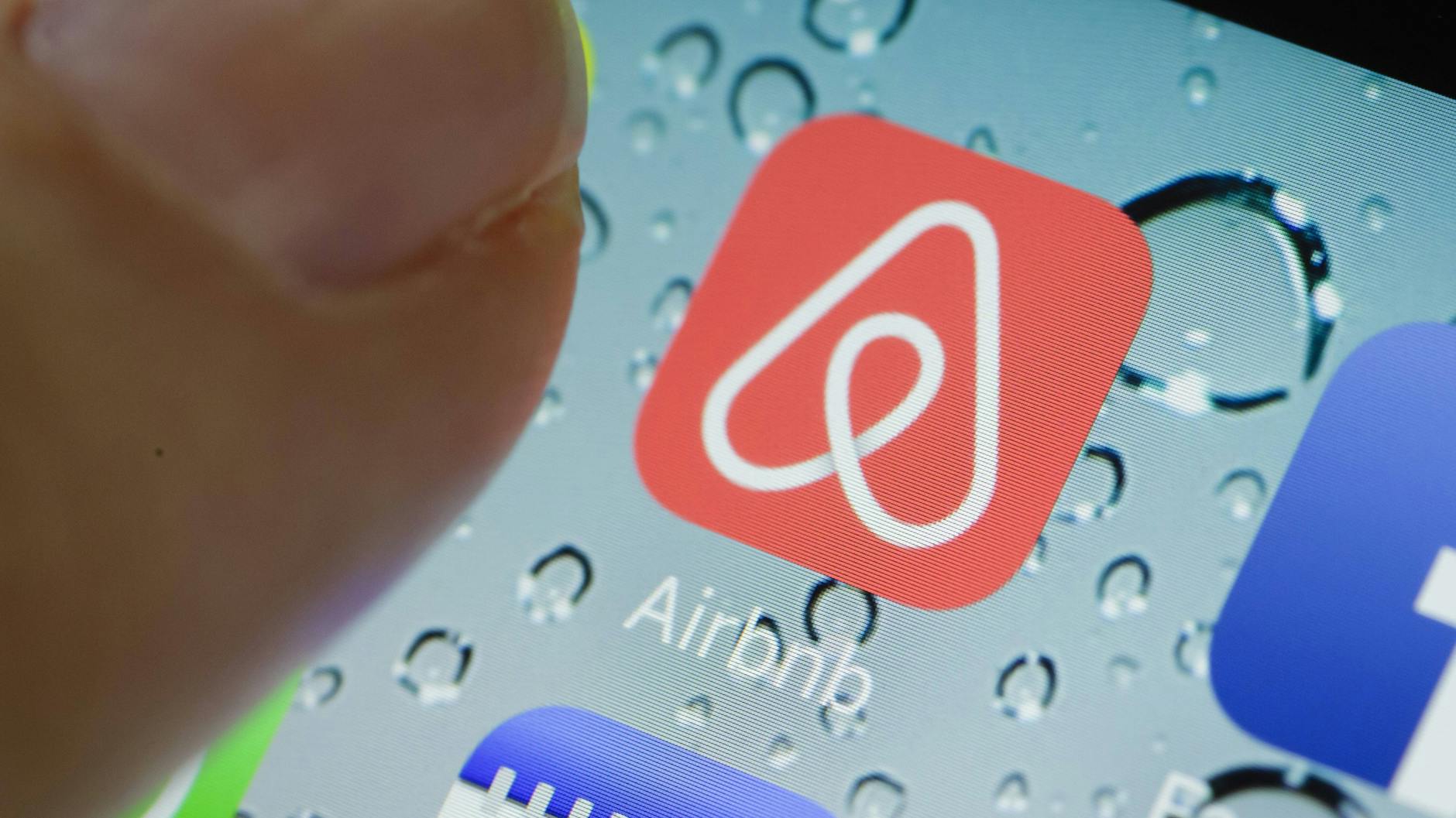 Die App von Airbnb wird auf einem Smartphone angezeigt.