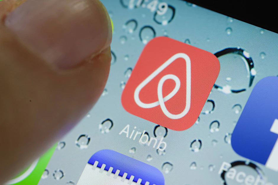 Die App von Airbnb wird auf einem Smartphone angezeigt.