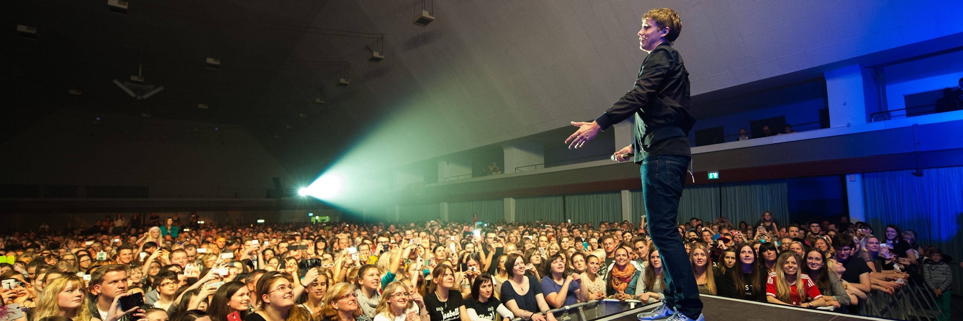 Tim Bendzko vor Coronazeiten in Erfurt. Großveranstaltungen wie diese sind derzeitig ausgeschlossen. Nun startet das Experiment, mit dem Mediziner das Ansteckungsrisiko in Hallen untersuchen wollen.