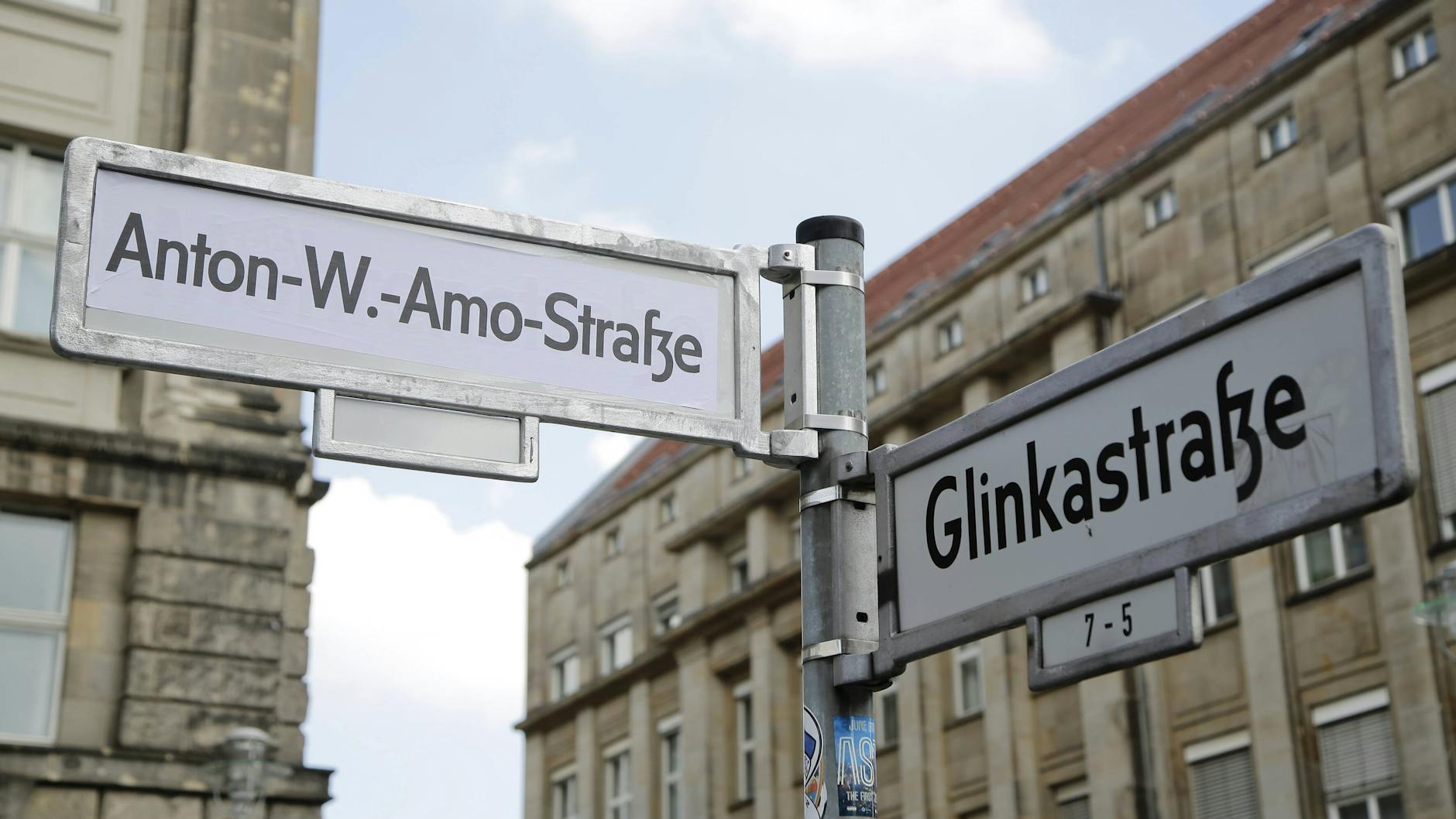 Schon mal überklebt: Das Schild Mohrenstraße mit dem neuen Namen.