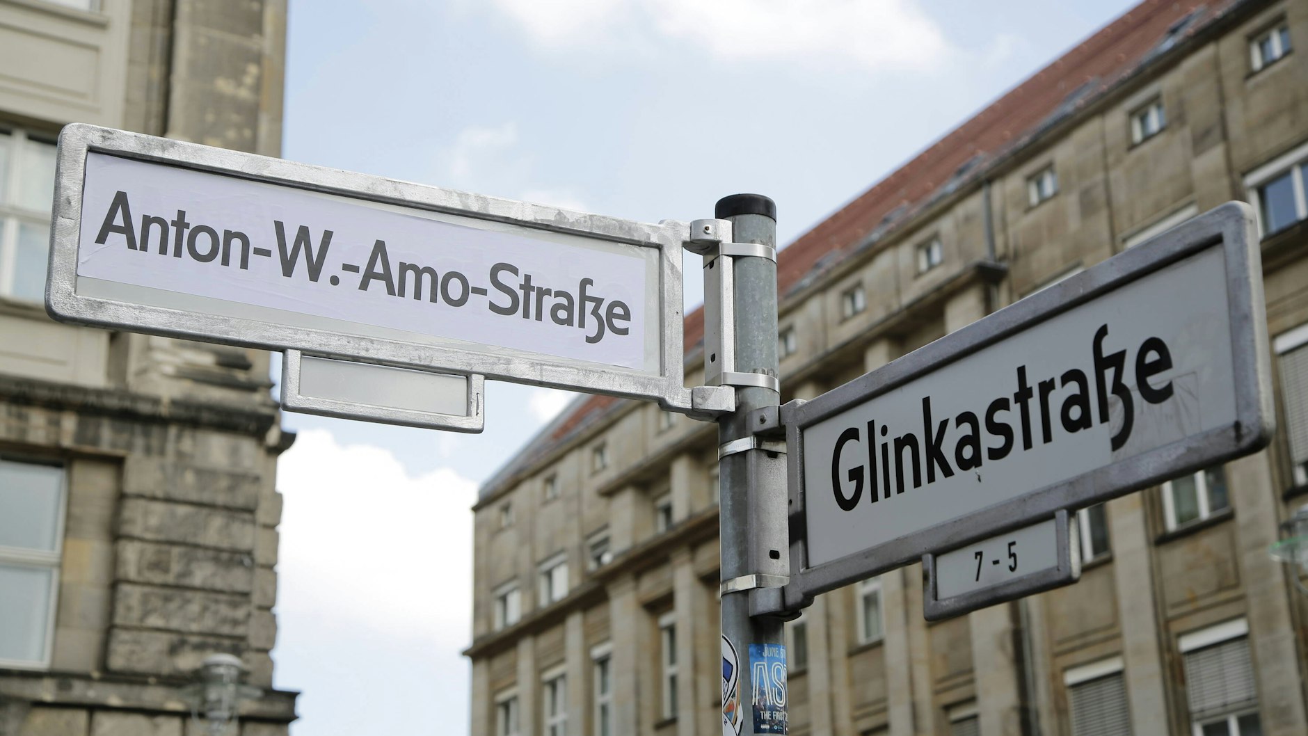 Schon mal überklebt: Das Schild Mohrenstraße mit dem neuen Namen.