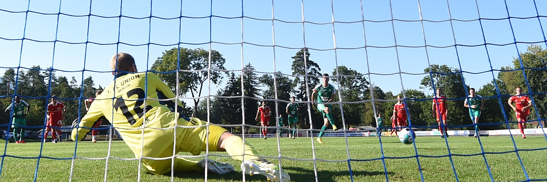 Tirols Zlatko Dedic (M.) verlädt Jakob Busk beim Elfmeter zum 0:2. 