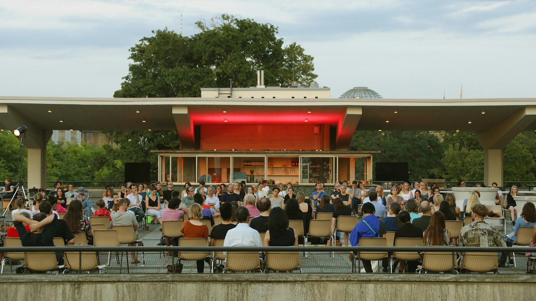 Der&nbsp;terrakottageflieste Kiosk im 50er-Jahre-Stil, dessen Innenleben dank der breiten Fensterfront und der Neonleuchten nach Sonnenuntergang an das „Nachtschwärmer“-Gemälde von Edward Hopper erinnert.