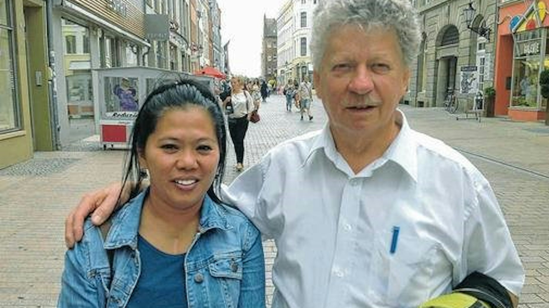 Harry Jeske mit seiner Frau Erma in Wismar (2018).